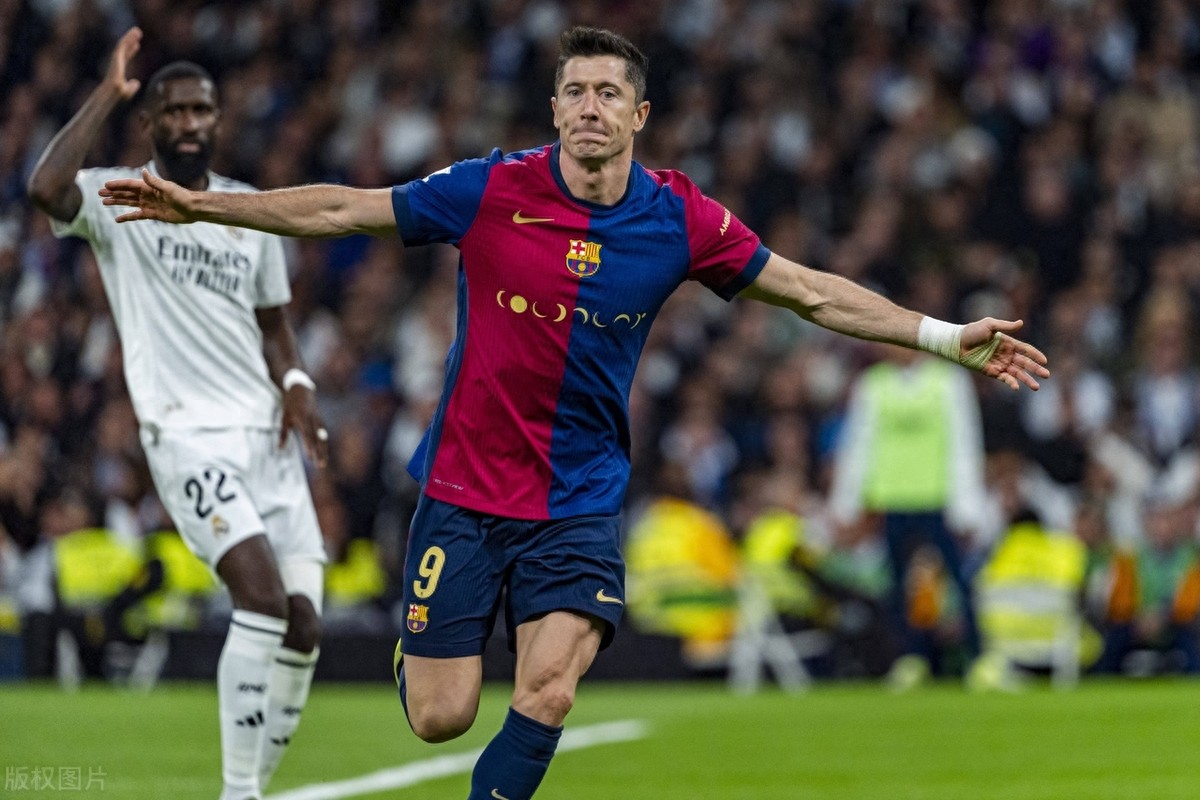 莱万多夫斯基连续十五场比赛得分超过持续失利，热火不断突破！